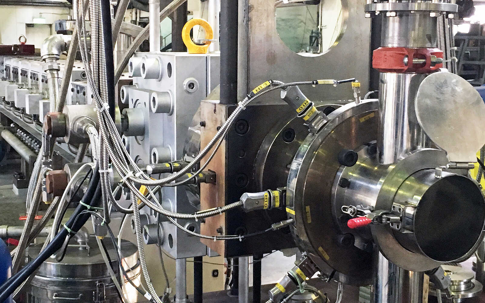 Pompe de fusion en combinaison avec une extrudeuse à deux vis